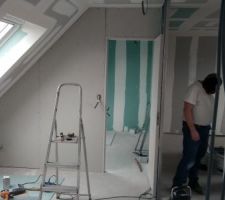 Vu depuis la pièce palière de la salle de bain et chambre parental à droite