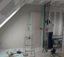 Vu depuis la pièce palière de la salle de bain et chambre parental à droite