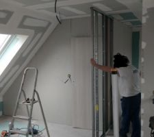 Vu depuis la pièce palière de la salle de bain et chambre parental à droite