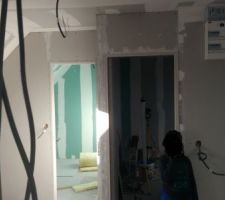 Pièce palière vue sur chambre parental et sdb