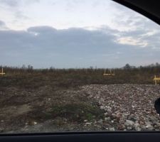 Surprise en passant sur le terrain ! Les chaises ont &eacute;t&eacute; pos&eacute;es.