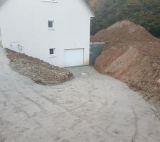 Chemin d'accès avec le mur de soutènement