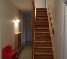 Couloir bas+ escalier avec peinture finie