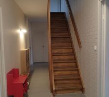 Couloir bas+ escalier avec peinture finie