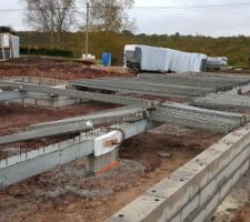 Vide sanitaires terminé. Le sol est arrivé pour la dalle.
