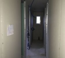 Fin du placo
Couloir d?accès chambre et wc au fond