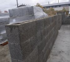 Le mur de refend est lui aussi en Isolabloc mais sans la partie isolant. Plein de béton, il participera fortement à la masse thermique de la maison.