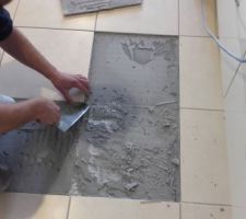 Le carrelage s'enlève tout seul.