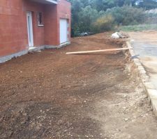 Gros travail, cette semaine ! Avec ce terrain plus en pente que prévu, c'était pas gagné ! Je me voyais avec une terrasse sur pilotis....En fin de compte, j'ai été surprise par le résultat !