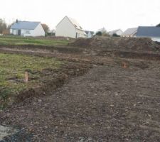 1er coup de pelle, mise &agrave; niveau + chemin d?acc&egrave;s fait par mon terrassier. mardi d&eacute;caissement + fouille par terrassier du constructeur.