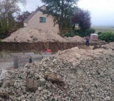Remplissage des fouilles avec le b&eacute;ton