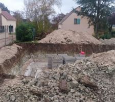 Remplissage des fouilles avec le b&eacute;ton