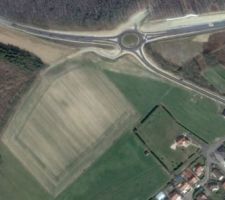 Le lotissement vu du ciel (c'est la zone claire près du rond point)