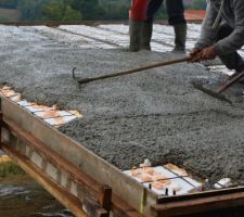 Maçons étalant le béton 2