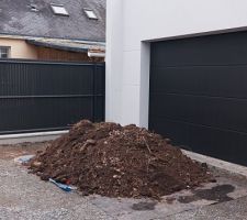 Decapage terre entre les deux garages