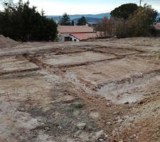 Vue sud est de la maison avec la terrasse sur le devant