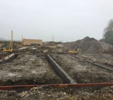 Fers pos&eacute;s, parpaings pos&eacute;s