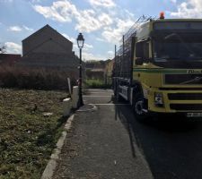 Je suis propri&eacute;taire de ce magnifique terrain depuis le 20/09.
Premier visiteur depuis l'obtention du terrain: Livraison de la structure m&eacute;tallique.
Ca sent le d&eacute;but des travaux....