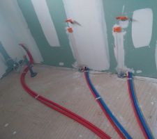 Plomberie, 2 tuyaux rouge baignoire, 4 rouge/bleu pour le double vasque