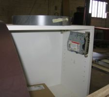 Mecanisme placard cuisine sur site de fabrication.