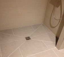 Beige pour les murs et gris clair au sol