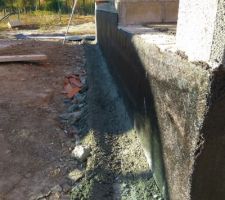 Cunette b&eacute;ton pour recevoir le tube de drain