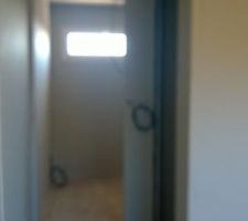 Buanderie. Wc porte à droite