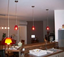 Les luminaires de la cuisine et du s&eacute;jour.