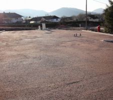 Place de retournement devant le terrain