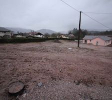 Le terrain de 687 m&sup2; dans un petit lotissement avec le poteau EDF