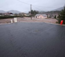 Enrob&eacute; devant le terrain.