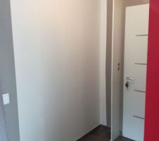 Dernière penderie en cours, dans l'entrée, avec pose d'une petite tablette pour décaler les interrupteurs