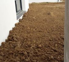 Il ya une semaine il y avait une montagne, ça paraît plus grand qu'avant. C'est l'arrière de la maison, côté jardin.