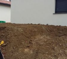 C'est côté route, on voit bien la hauteur de la bute qu'ils ont faite sans notre avis mais en vrai ça fait encore plus haut