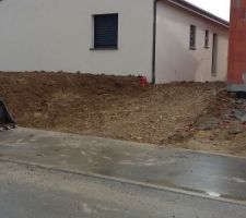 C'est côté route, on voit bien la hauteur de la bute qu'ils ont faite sans notre avis mais en vrai ça fait encore plus haut. Et on voit la pente pour les places du midi