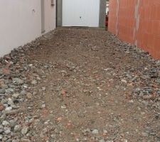 Allée qui amène à la porte d'entrée (il manque le crépis du garage)