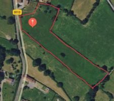 Voici le terrain. La partie constructible se situe &agrave; peu pr&egrave;s sur le pins rouge.