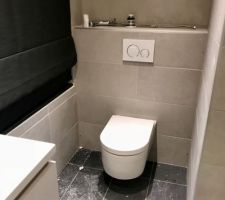 On pose les meubles dans la salle de bain du 1er étage + pose des stores bateau occultants