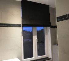 On pose les meubles dans la salle de bain du 1er étage + pose des stores bateau occultants