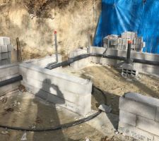 La plomberie du vide sanitaire.
La pente des tuyaux des eaux us&eacute;s est r&eacute;guli&egrave;re, environ 1 aglo de pente sur la longueur totale.