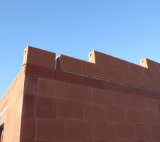 Elevation des murs en briques collées. Photo chantier