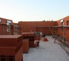 Elevation des murs en briques collées. Photo chantier