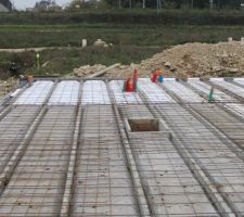 Le garage, au fond le cellier