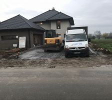Mise en place du ternaire ... il va nous falloir patienter pour l'enrobé....mais c'est mieux que la boue pour le demenagement