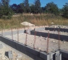 2 rangs de parpaing pour le vide sanitaire maison