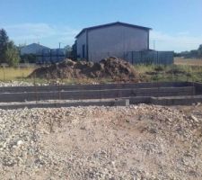 2 rangs de parpaing pour le vide sanitaire maison