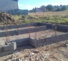 2 rangs de parpaing pour le vide sanitaire maison