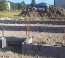 2 rangs de parpaing pour le vide sanitaire maison