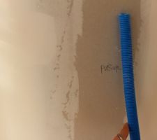 On ne sait pas ce que c'est ce tuyau avec écrit "puissare" au milieu des deux portes fenêtres, c'est l'emplacement où il doit y avoir le robinet extérieur, mais mystère c'est à l'intérieur