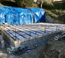 Mise en place du support de la dalle avec poutrelles et entrevous isolants,. Notre constructeur utilise le système "Plancher milliwatt de KP1" modèle Isoleader 39.